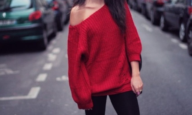 Модный тренд весны - свитер на одно плечо