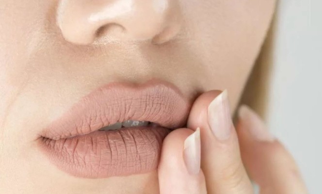 Почему появляются трещинки в уголках губ