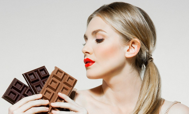 Девушка держит шоколад
