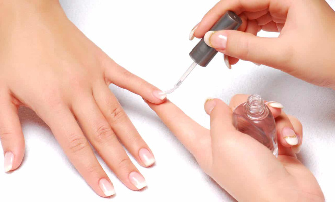 Окрашивание ногтей лечебным лаком