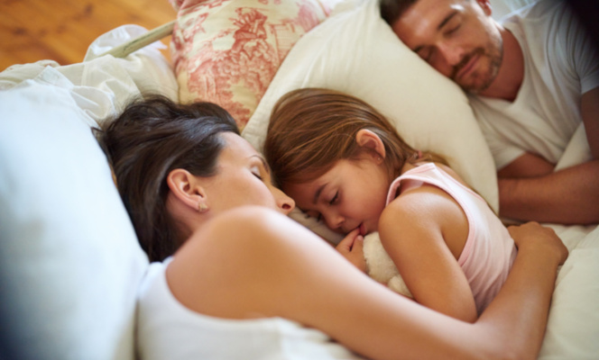Дочка спит с родителями